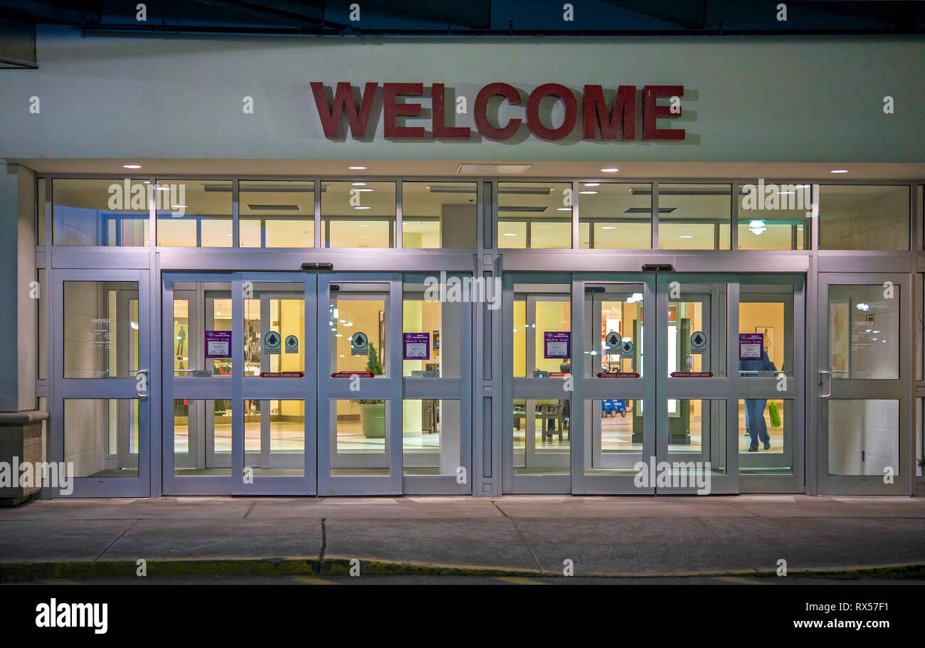 Entrée du centre commercial Shopping de nuit Banque D'Images