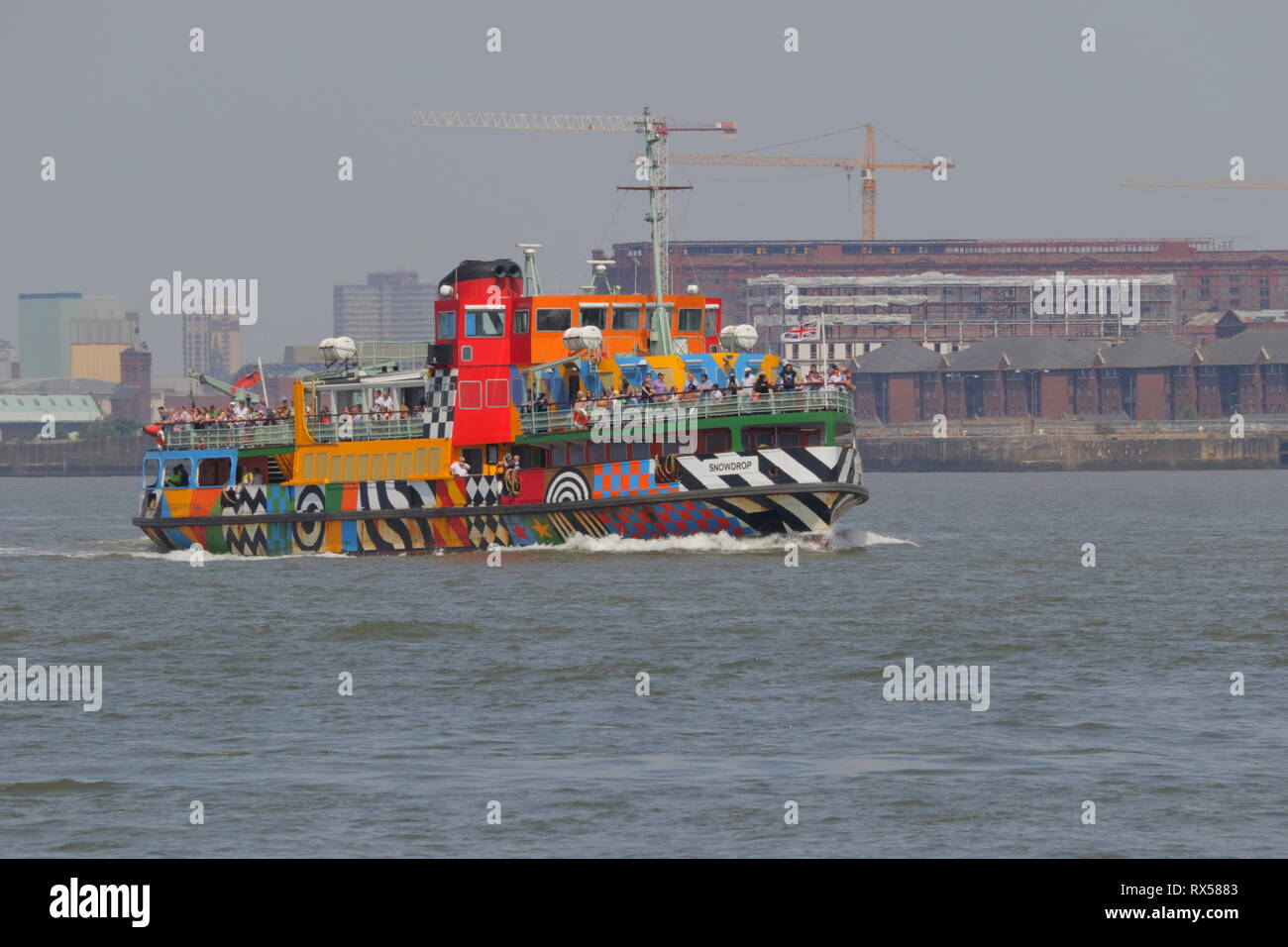 Le Snowdrop le Ferry traverse le Mersey Banque D'Images
