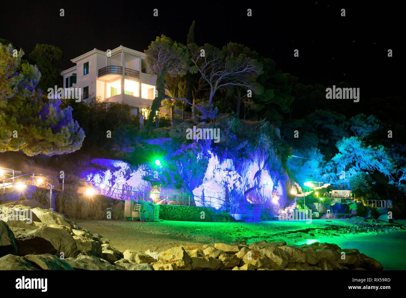 Makarska, Dalmatie, Croatie, Europe - 23 août 2017 - grotte profonde arch discothèque à la plage de Makarska Banque D'Images