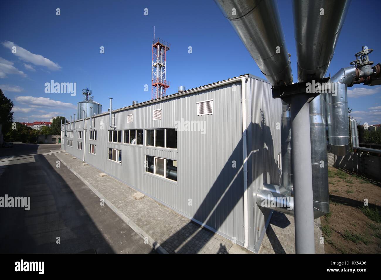 Photo panoramique grand angle de la nouvelle chaufferie avec du carburant de remplacement des tuyaux, des tours et des réservoirs, sur une claire journée d'été, sans que les gens Banque D'Images