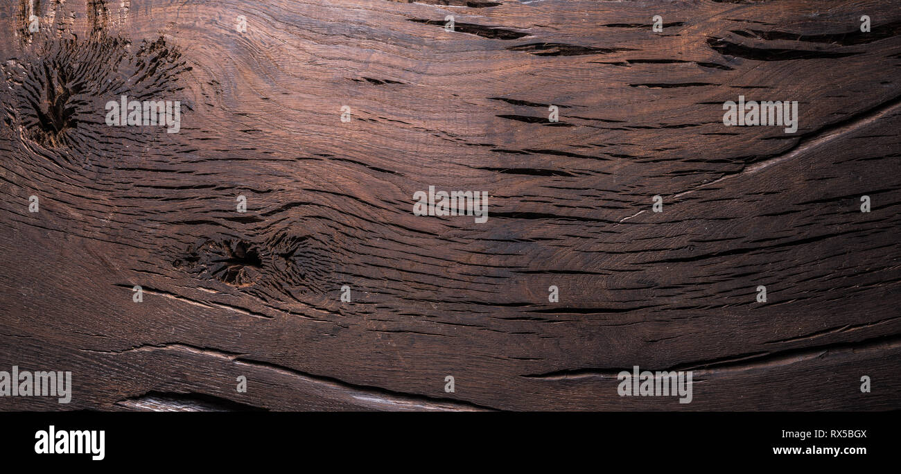 Vieux Fond en bois brun avec noeuds et fissures.Close-up. Banque D'Images