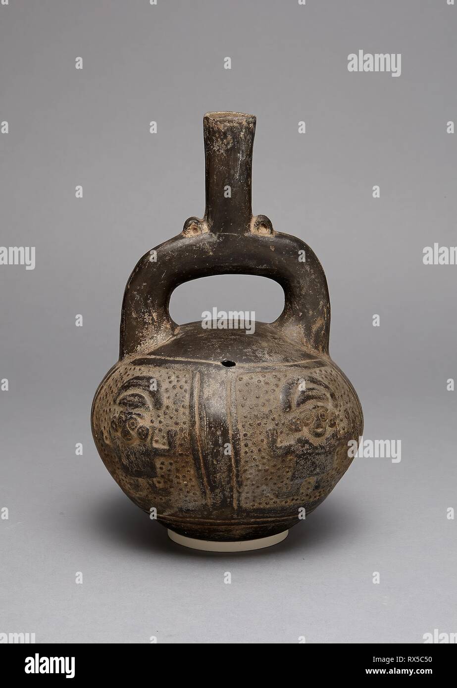 Tuyère d'étrier Blackware navire avec un relief représentant des guerriers avec les bras levés. Côte Nord ; Chimú, Pérou. Date : 1200-1450. Dimensions : H. 25,4 cm (10 in.). Céramique. Origine : Côte Nord. Musée : le Chicago Art Institute. Banque D'Images Tuyère d'étrier Blackware navire avec un relief représentant des guerriers avec les bras levés. Côte Nord ; Chimú, Pérou. Date : 1200-1450. Dimensions : H. 25,4 cm (10 in.). Céramique. Origine : Côte Nord. Musée : le Chicago Art Institute. Banque D'Images