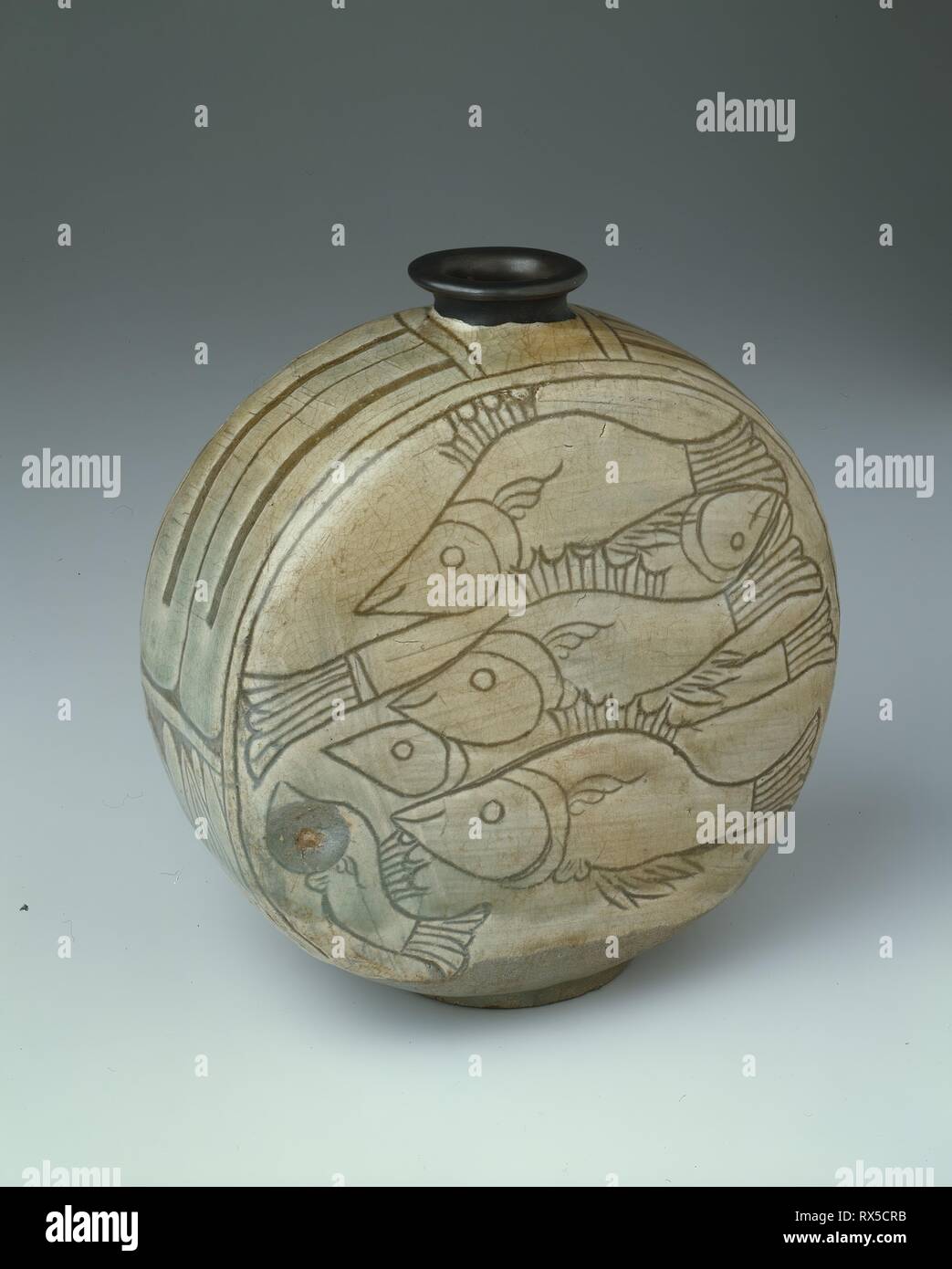 La fiole avec le poisson. Le coréen. Date : 1400-1499. Dimensions : 22,3 x 20,2 x 13,1 cm (8 3/4 x 7 7/8 x 5 1/8 in.). Buncheong ware ; grès avec décor sculpté sous glaçure. Origine : Corée. Musée : le Chicago Art Institute. Banque D'Images