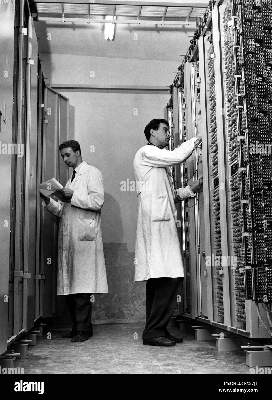 En Suisse, les panneaux de contrôle, garage, 1958 Banque D'Images