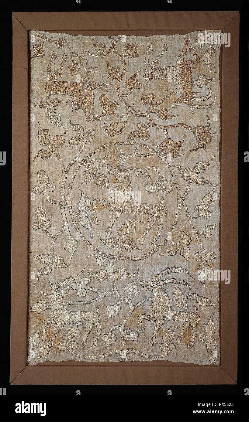 De Bord. La Suisse. Date : 1401-1500. Dimensions : 97,8 x 56,2 cm (38 1/2 x 22 1/8 in.). Linge de maison, à armure toile, brodé de soie et lin en Roumanie et la tige de suture ; mis à travailler et à formuler. Origine : Suisse. Musée : le Chicago Art Institute. Banque D'Images