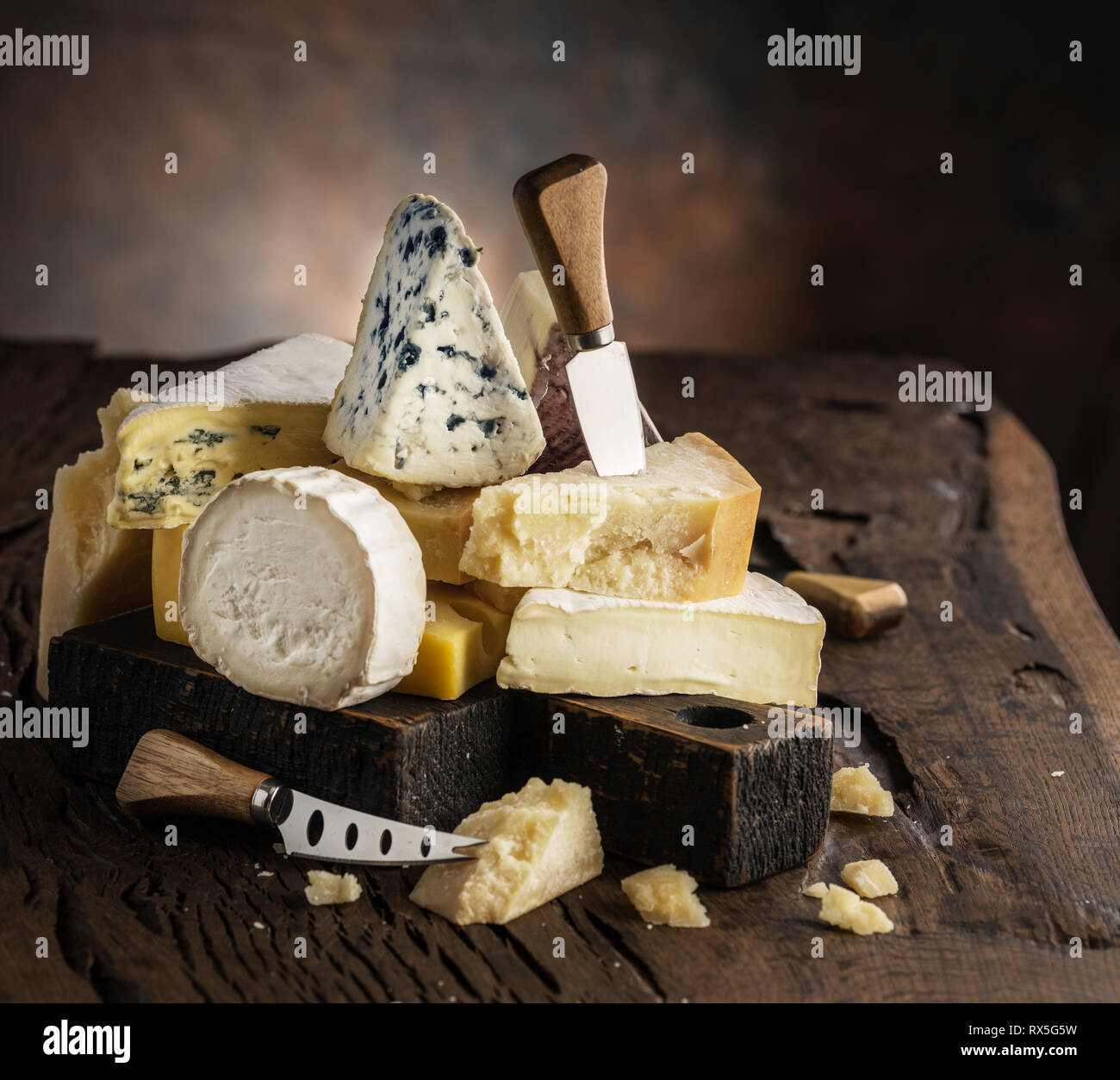 Fromage Rx Color Assortiment de différents types de fromage sur fond de bois. Arrière ...