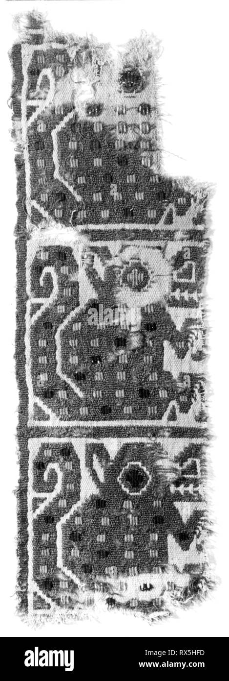Fragment. Moche-Wari ; Pérou, côte nord, peut-être la vallée de Lima. Date : AD-1000 500. Dimensions : 32,4 × 9,5 cm (12 3/4 x 3 3/4 in.). . Origine : Pérou. Musée : le Chicago Art Institute. Banque D'Images