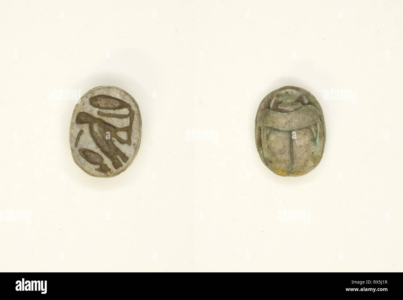 Scarab : Cobra, m-chouette, et signe ('SDm' ?). Égyptien. Date : 1550 BC-343 BC. Dimensions : 1,3 × 1 × 0,6 cm (1/2 × 3/8 × 1/4 in.). Stéatite. Origine : Egypte. Musée : le Chicago Art Institute. Auteur : Egypte Antique. Banque D'Images