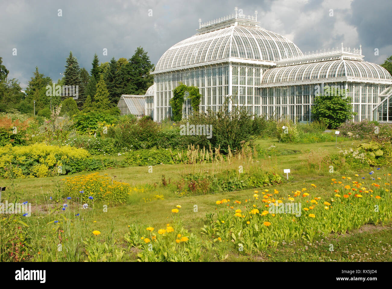 Le Jardin botanique de Kaisaniemi avec une serre et des fleurs colorées à Helsinki, Finlande, Europe. Jardins botaniques de l'Université d'Helsinki. Banque D'Images