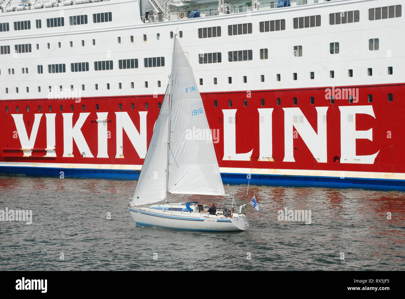 Mme Mariella, un ferry de croisière ou d'un liner administré par Viking Line, dans le port d'Helsinki, Finlande, Europe, avec un petit bateau à voile finlandais Banque D'Images
