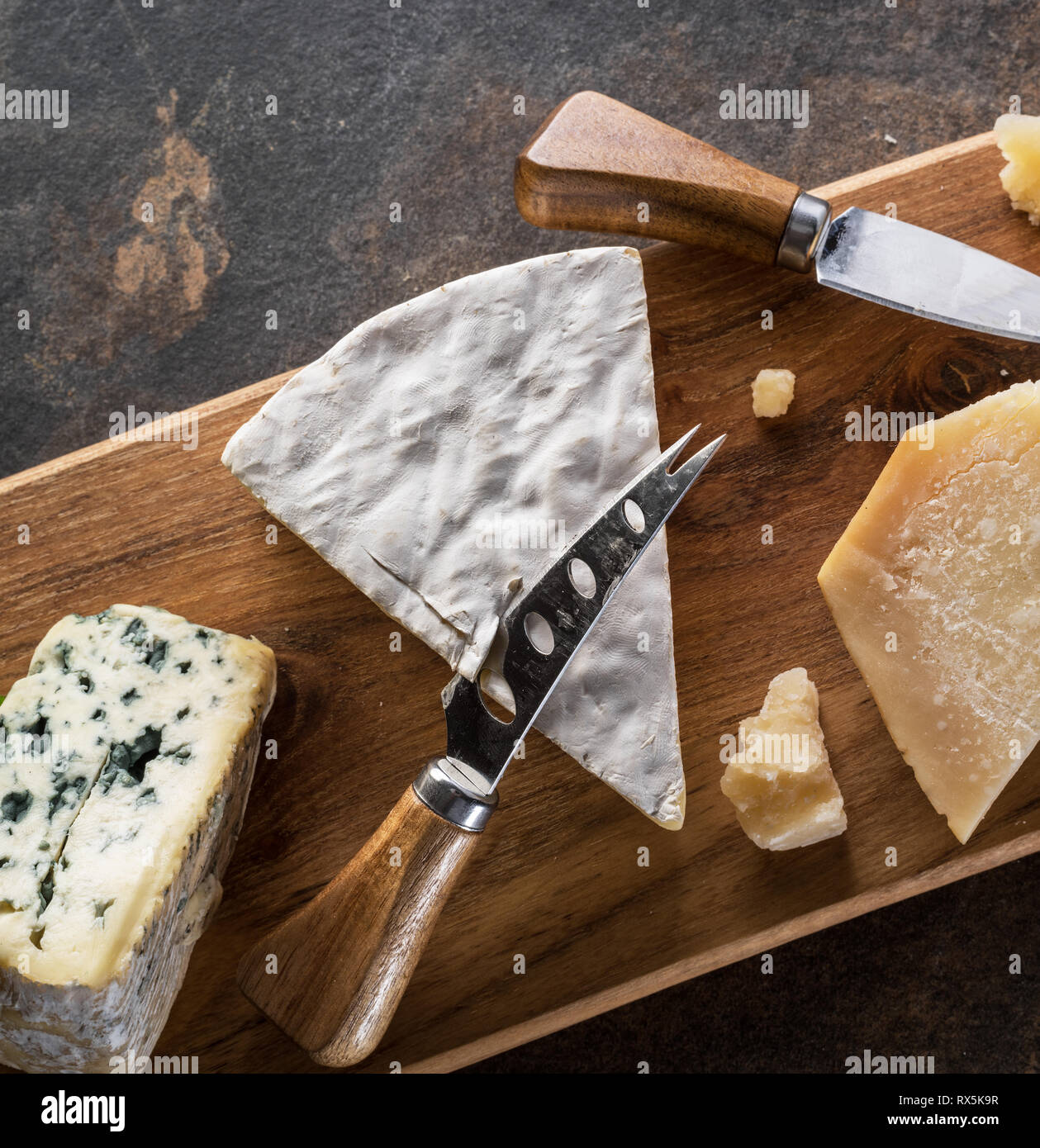 Assiette de fromage avec du fromage bleu sur fond de pierre. Vue d'en haut. Banque D'Images