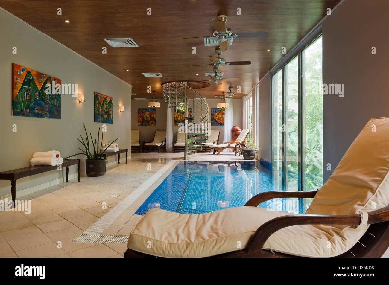 Chaise longue au bord de piscine dans resort Banque D'Images