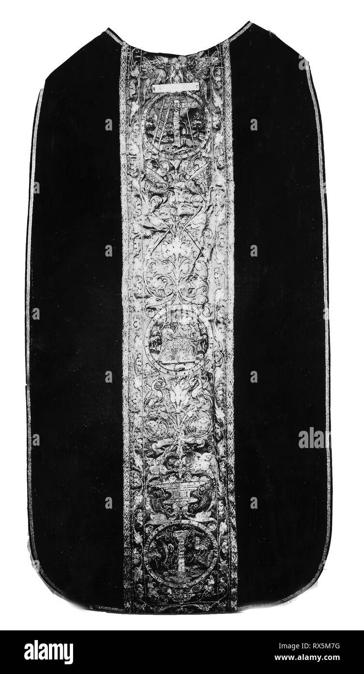 Chasuble. L'Italie. Date : 1501-1600. Dimensions : 129,6 x 69,4 cm (51 x 27 1/4 in.). La soie, warp-float face 3:1'' avec sergé pile supplémentaire warps solides formant velvet ; Orphrey : soie flottante face-chaîne, 7:1 ; d'armure satin brodé de soie et de métal doré-strip-enveloppé dans la soie, satin, split et souches tout droit points ; formuler ; bordées de dorure-metal-strip-linge enveloppé croisé de diamants et de dorures-metal-strip-armure de soie enveloppé de bandes. Origine : Italie. Musée : le Chicago Art Institute. Banque D'Images