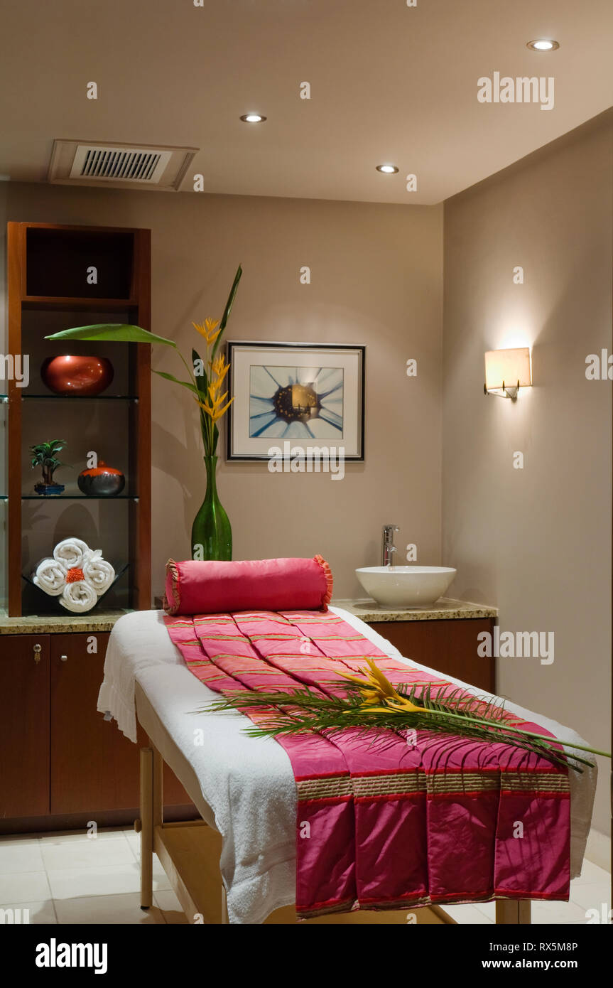 Des fleurs sur la table de massage Banque D'Images