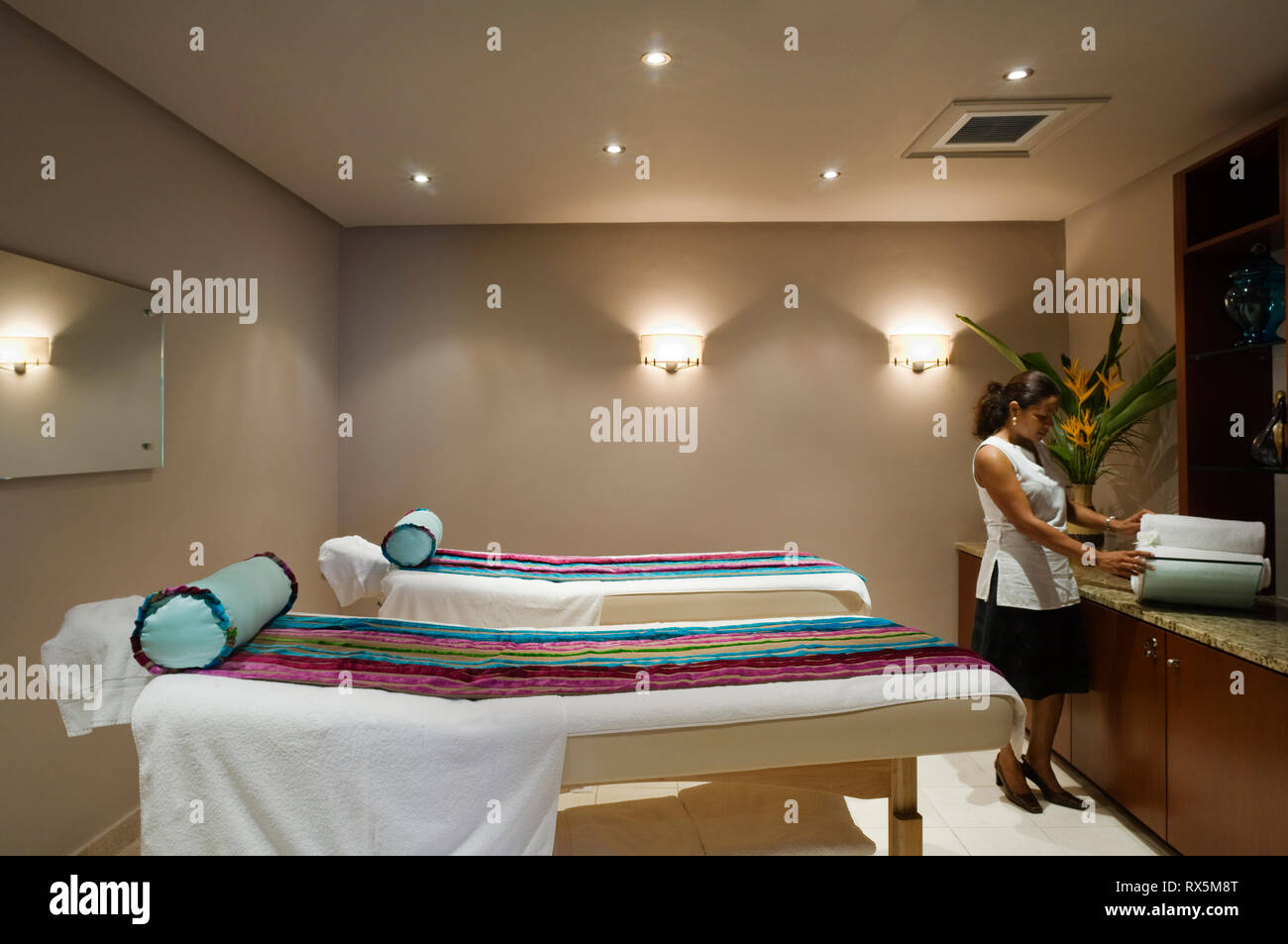 Massothérapeute par des tables de massage Banque D'Images