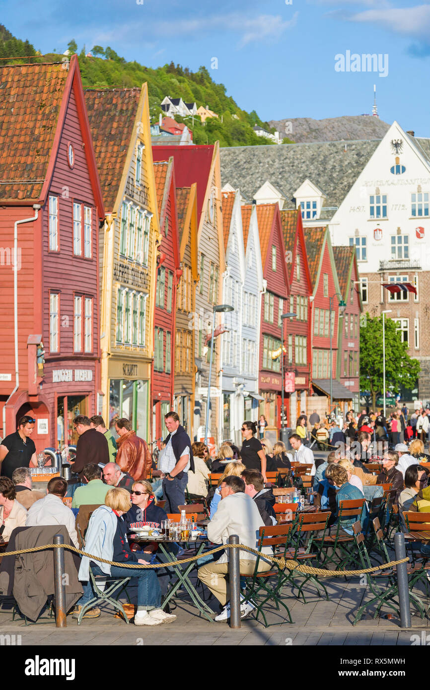 Personnes dans un restaurant de Bryggen dans la ville de Bergen, Norvège Banque D'Images