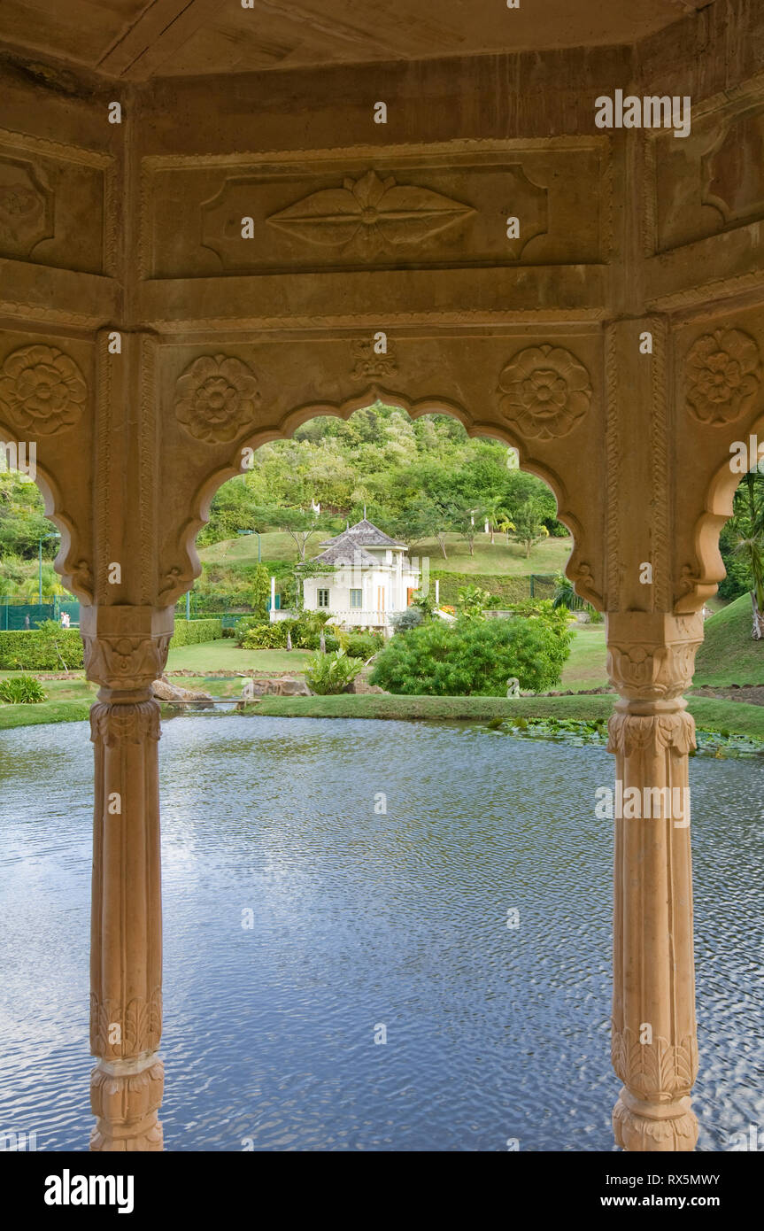 Arch by lake Banque D'Images