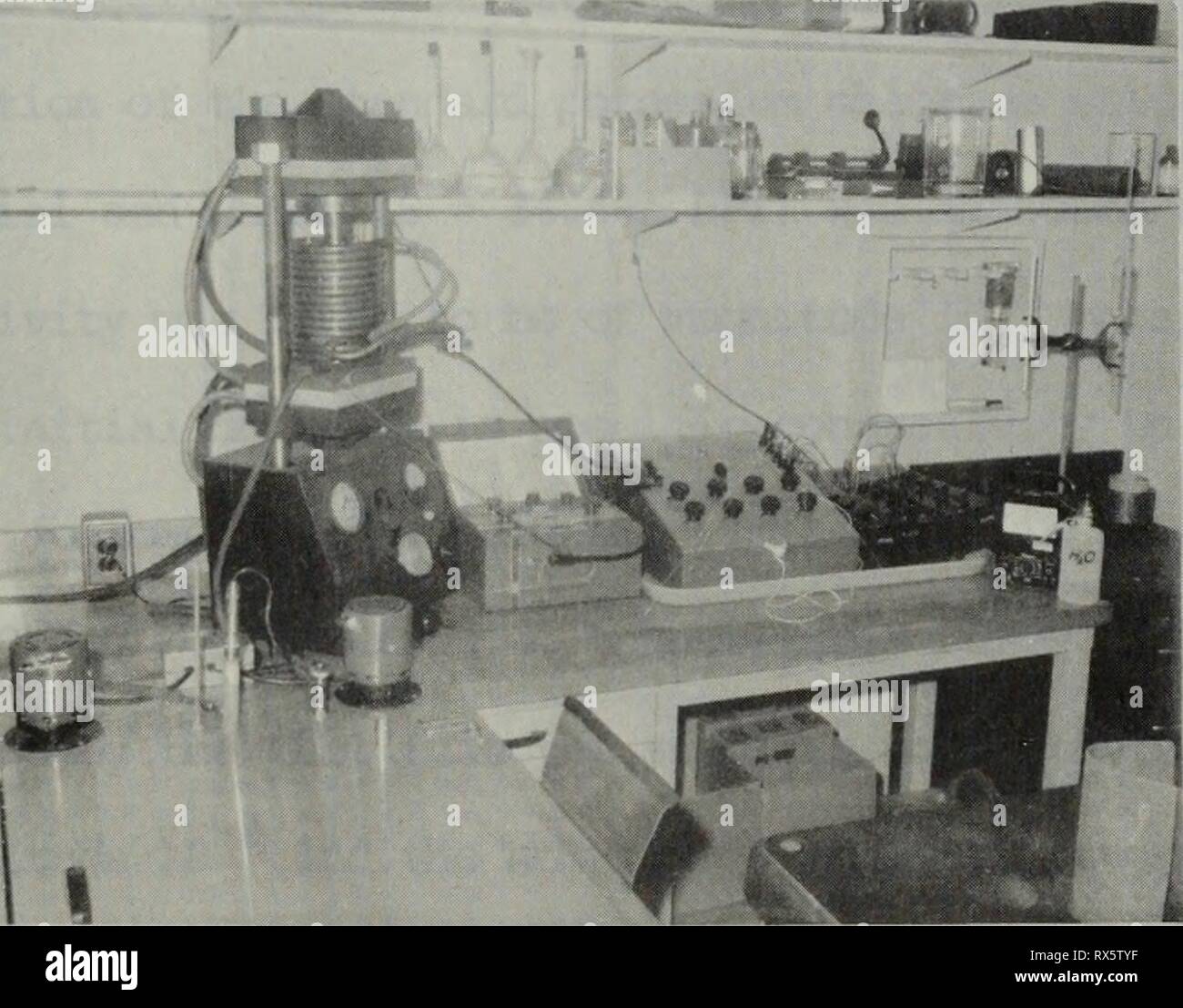 L'effet de la pression sur l'effet de la pression sur la conductance ionique à travers jusqu'à 2000 mètres de la colonne d'eau de l'océan. effectofpressure00mays Année : 1968 ^mi i y- ^* h Â¥ â # â Figure 5Â" du circuit de pont de base avec des résistances de 10 ans. Figure &lt;o. Le système tel qu'il a été utilisé pour mesurer la conductivité électrique lors de l'application de la pression. 25 Banque D'Images