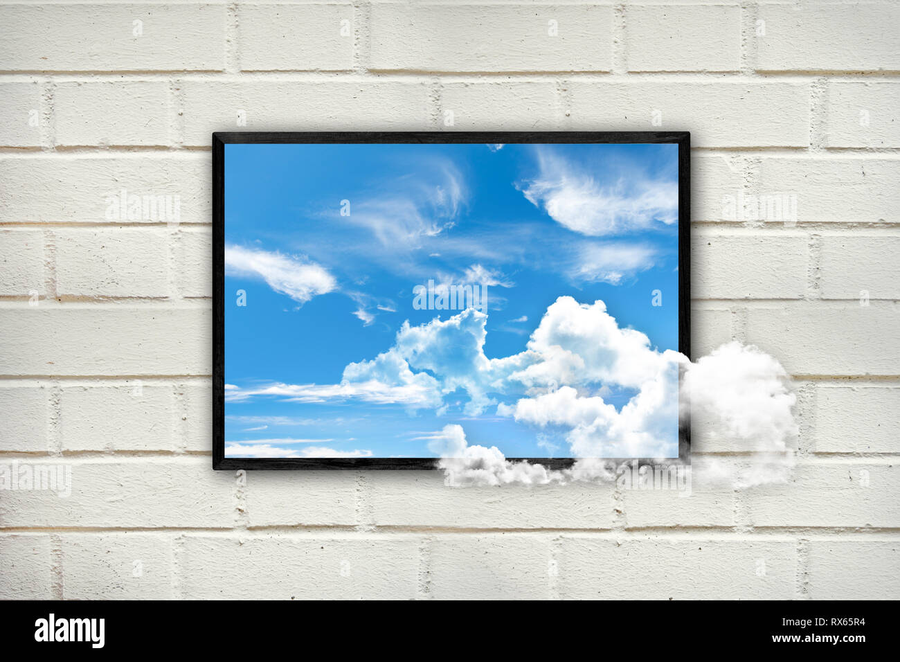 Châssis avec nuages et ciel bleu sur un mur en brique blanche, pensée en dehors de la boîte concept Banque D'Images