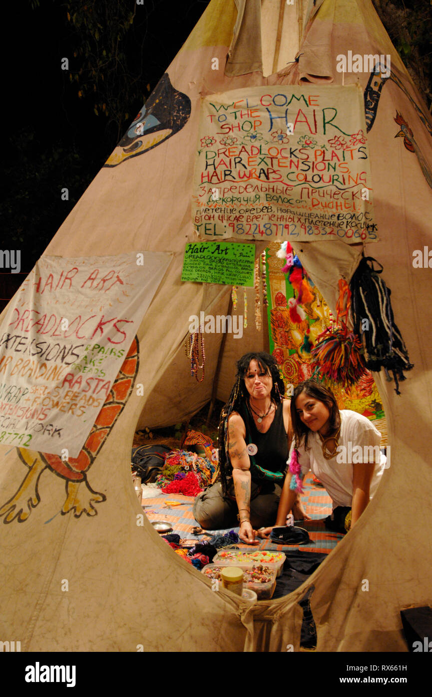 Le tressage des cheveux et Dreadlock maintien au marché de nuit qui a lieu  tous les samedi soir dans le Nord de Goa Anjuna. L'Inde 2008 Photo Stock -  Alamy