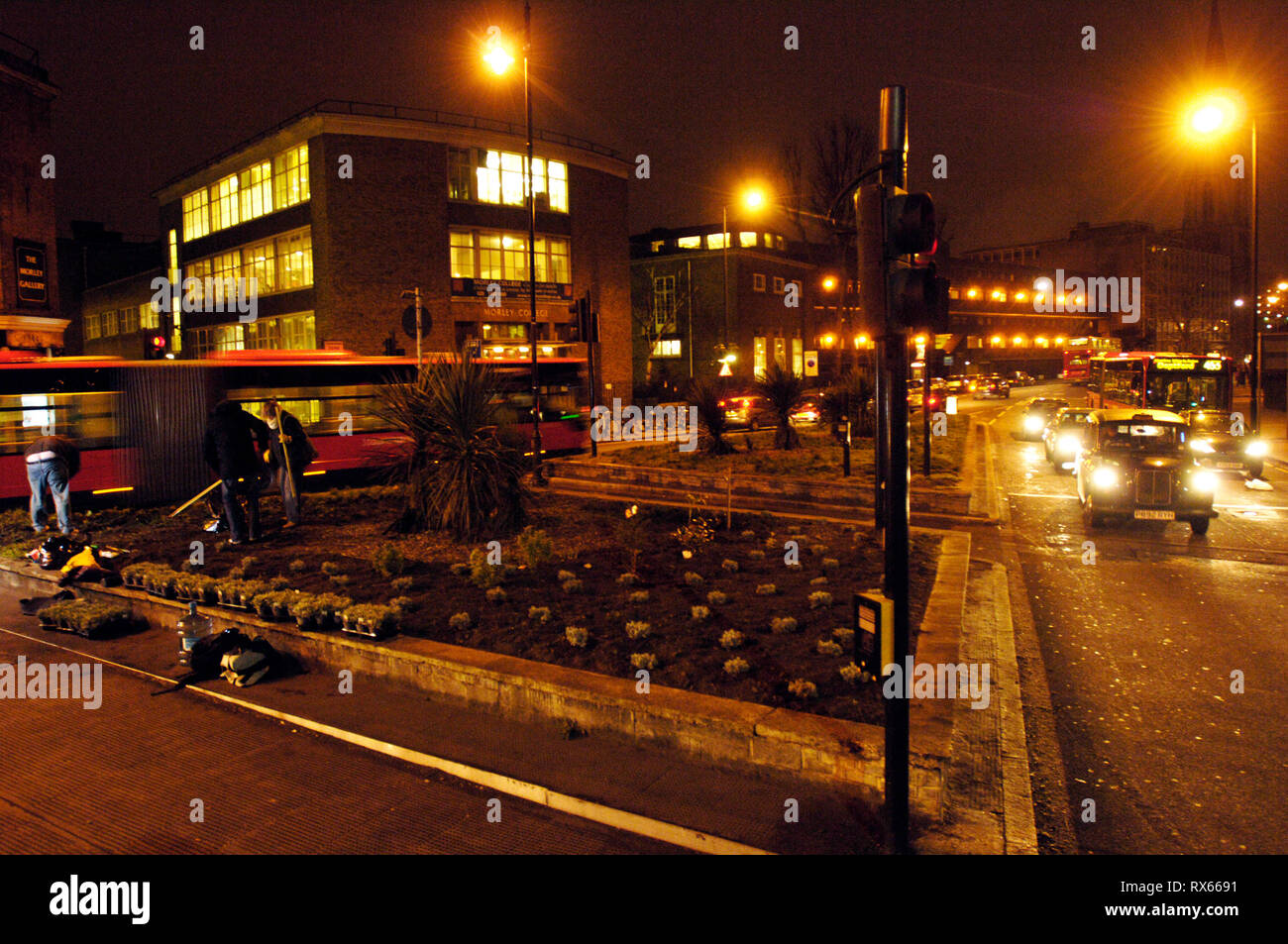 Membres de guerilla gardening organation en action, Southwark, Londres. 04.04.06 Banque D'Images