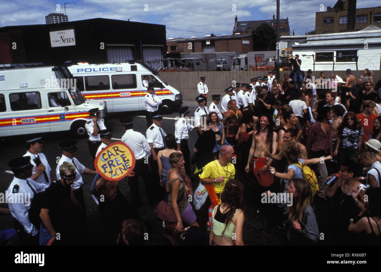 Shepherds Bush Reclaim the Streets, Londres, Royaume-Uni, 1997. Banque D'Images