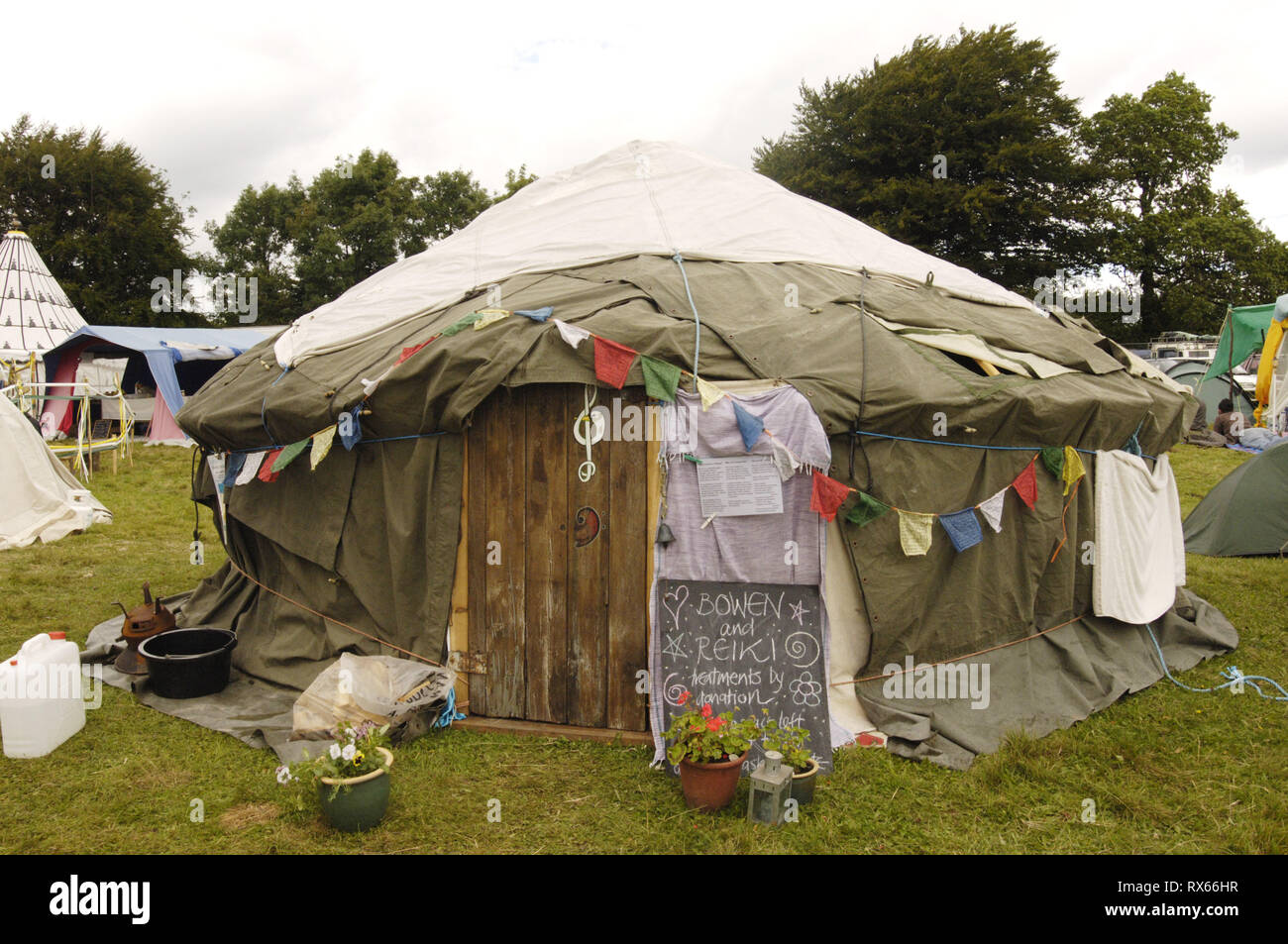 Masseurs une tente avec une porte en bois, Grand Rassemblement vert, UK Août 2005 Banque D'Images