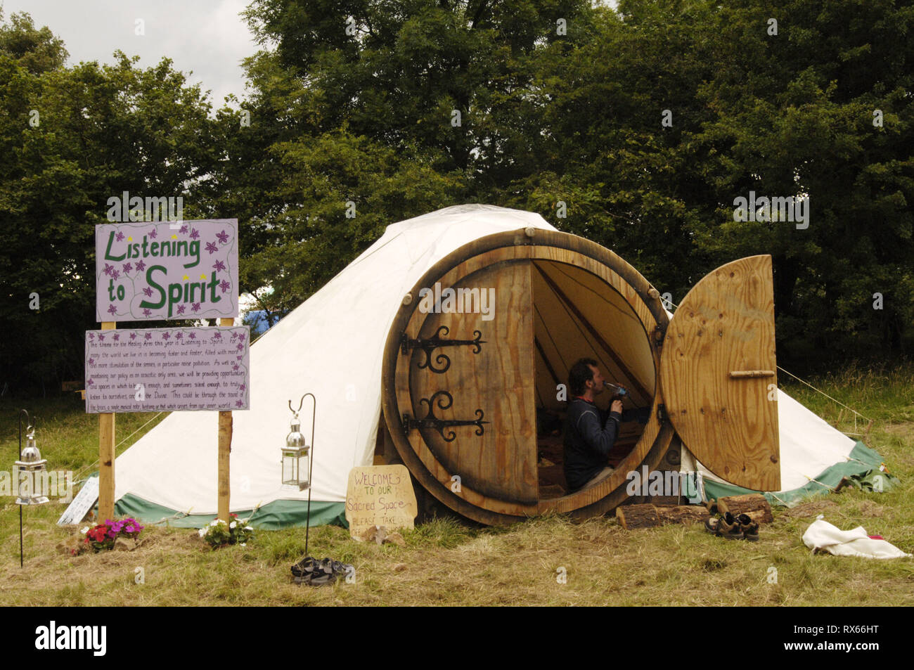 Une tente avec un spirituel construit studne porte, Grand Rassemblement vert, UK Août 2005 Banque D'Images