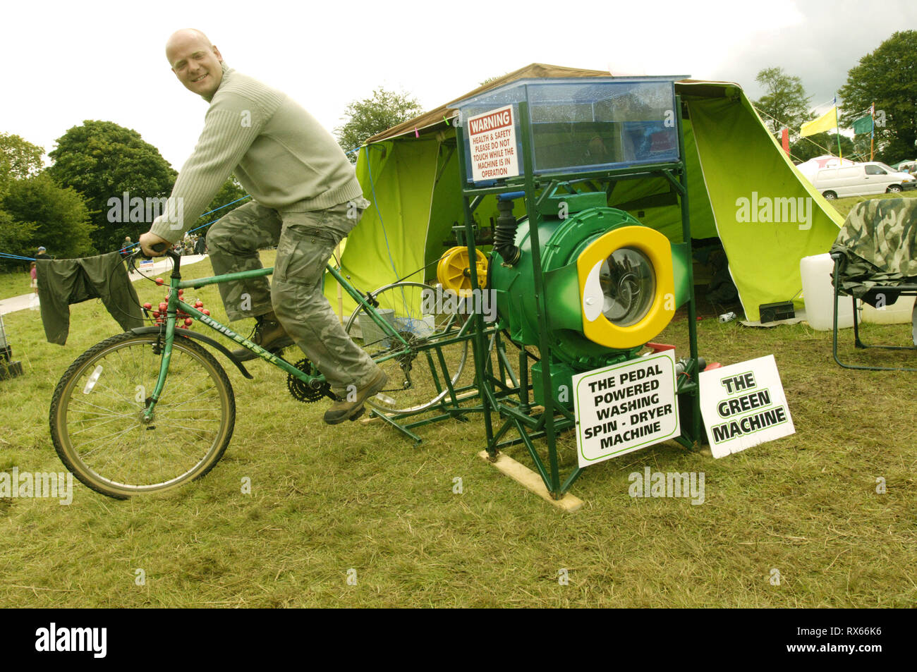 Un homme soucieux de l'offrant ses services d'une laverie automatique, une grande puissance peddle collecte verte, UK Août 2005 Banque D'Images
