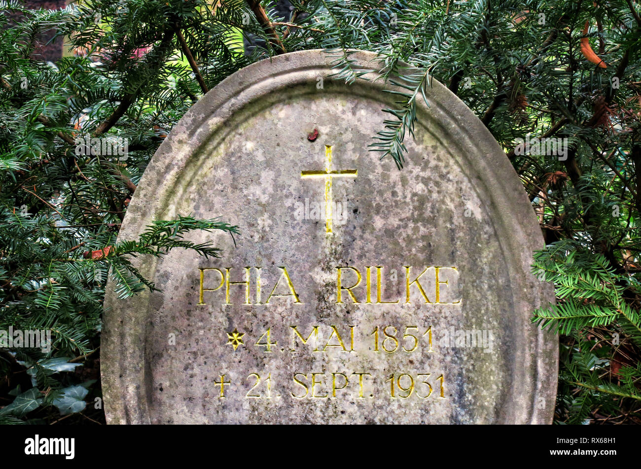 Weimar, Allemagne. Dec 25, 2018. Une pierre tombale avec l'inscription 'La LRMP Rilke' sur le cimetière principal de Weimar. La LRMP Rilke fut la mère du poète Rainer Maria Rilke et a vécu de 1851 à 1931. Credit : Soeren Stache/dpa-Zentralbild/ZB/dpa/Alamy Live News Banque D'Images