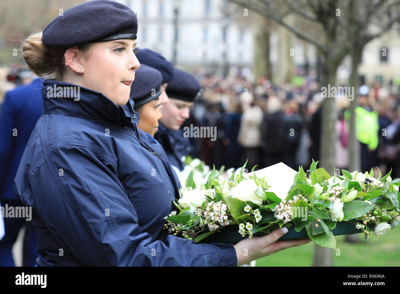 Londres, Royaume-Uni, 8th mars 2019. Couronne commémorative au Monument commémoratif de la police nationale. Des policiers et des membres du personnel de tout le met défilent dans le centre de Londres lors de la procession « 100 ans strong » pour célébrer la Journée internationale de la femme et le centenaire des femmes dans la force. Credit: Imagetraceur/Alamy Live News Banque D'Images