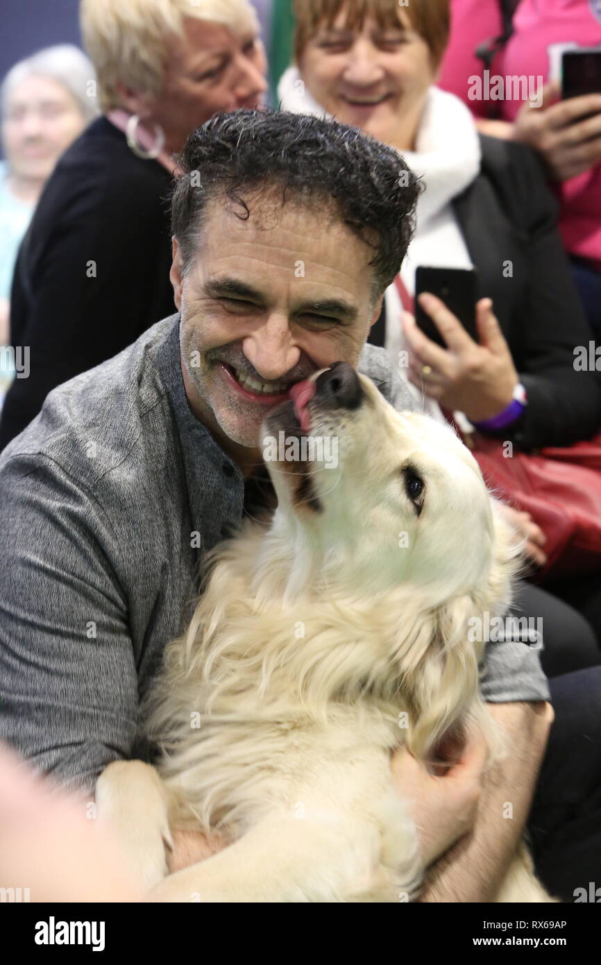 Birmingham, UK. Mar 8, 2019. Noel Fitzpatrick gagne un baiser d'un Golden Retriever le deuxième jour de Crufts 2019 ️Jon Crédit : Freeman/Alamy Live News Banque D'Images