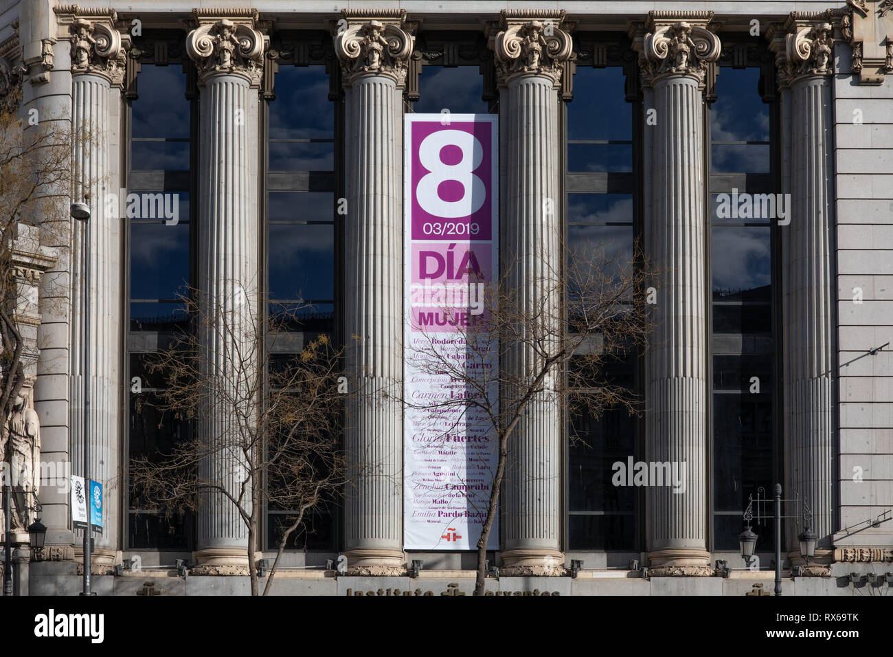 Une journée des femmes banner vu sur un bâtiment au cours de la Journée internationale de la femme, également appelé la journée de travail. L'Espagne célèbre la Journée internationale de la femme avec une grève générale des femmes et d'innombrables manifestations par les événements à travers le pays. Banque D'Images