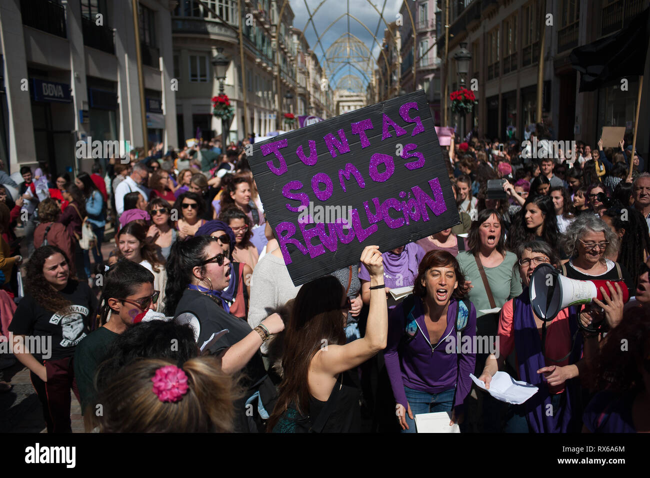 Malaga, Malaga, Espagne. Mar 8, 2019. Un manifestant vu holding a placard pendant la manifestation.Un général 24h/24 la grève des femmes. Chaque 08 mars coïncidant avec la Journée internationale de la femme, des milliers de femmes et d'organisations du monde entier de prendre la rue pour protester contre la violence contre les femmes et à la demande de l'égalité entre les hommes et les femmes. Credit : Jésus Merida/SOPA Images/ZUMA/Alamy Fil Live News Banque D'Images