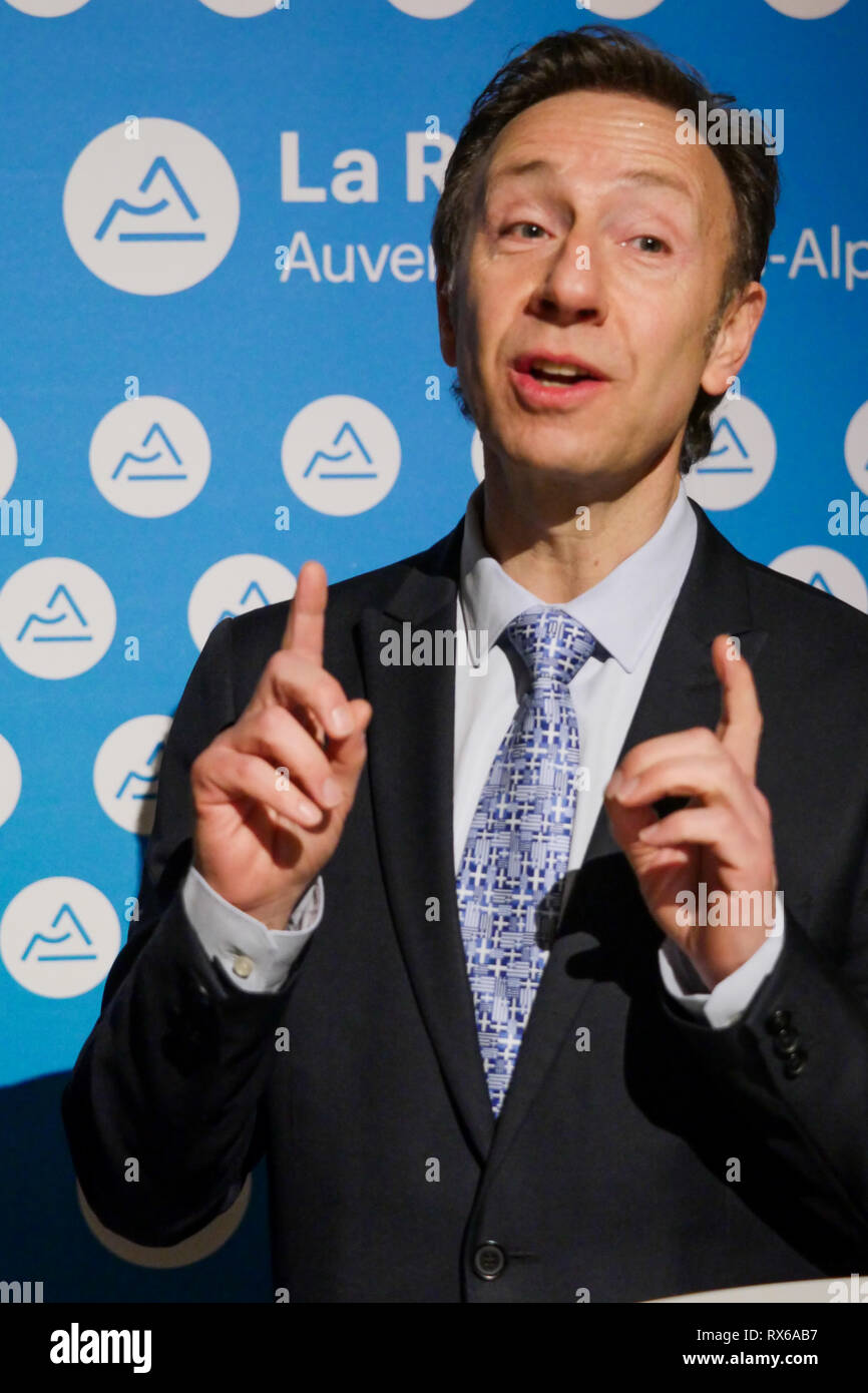 Lyon, France, le 8 mars 2019 : Laurent Wauquiez, Pdt de l'Auvergne Région Rhône-Alpes et le PDT de la parti de droite bénéficiait du large, est vu à Lyon (Centre-est de la France), le 8 mars 2019, alors qu'il se félicite de Bernard Pivot et Stephane Bern (ici en photo) au musée des Tissus et des Arts décoratifs' - Musée des Arts décoratifs et du textile, à l'occasion d'une conférence de presse tenue pour présenter le plan de sauvetage pour le Musée. Crédit Crédit : Serge Mouraret/Alamy Live News Banque D'Images