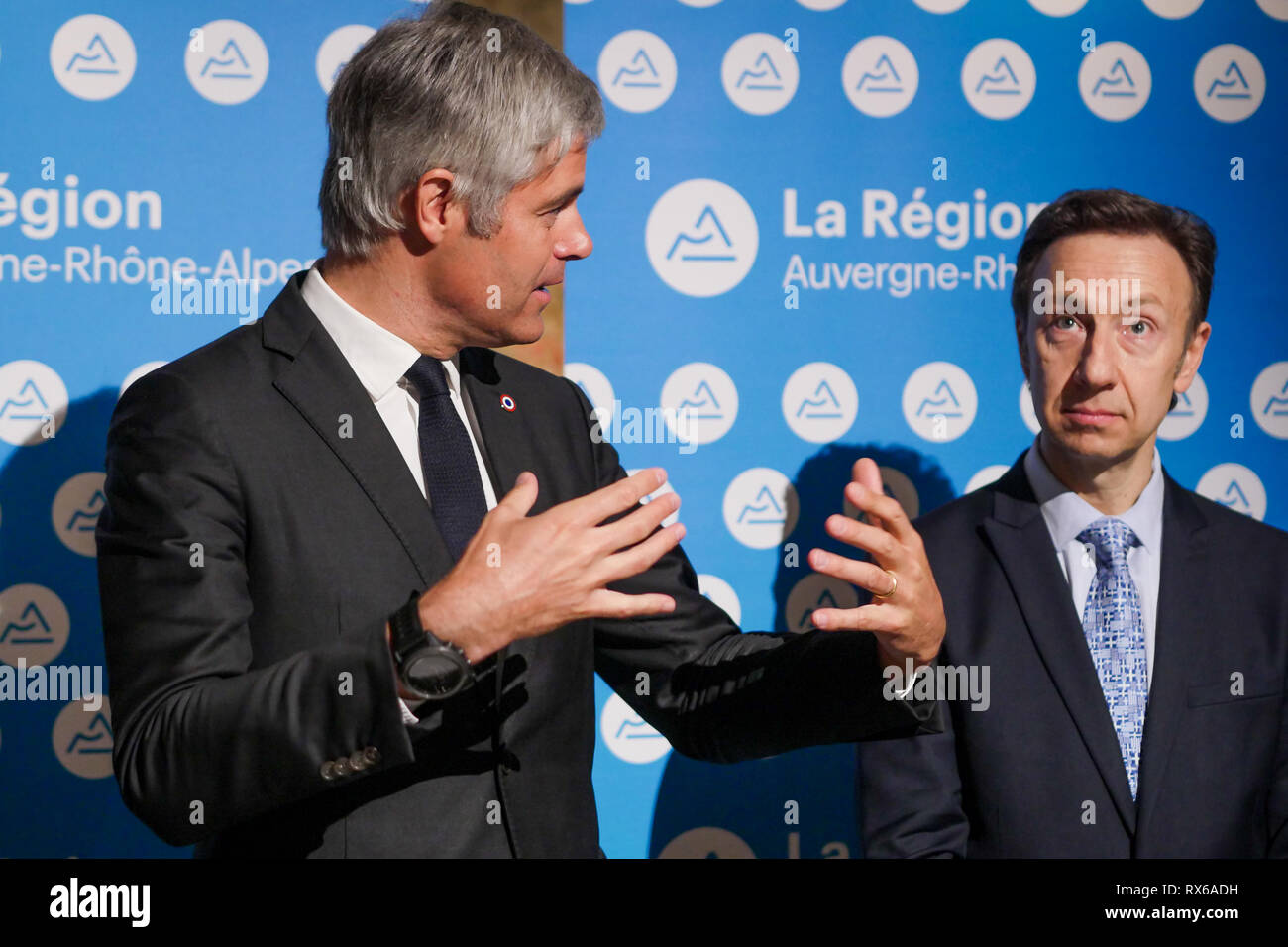 Lyon, France, le 8 mars 2019 : Laurent Wauquiez, Pdt de l'Auvergne Région Rhône-Alpes et le PDT de la parti de droite bénéficiait du large, est vu à Lyon (Centre-est de la France) le 8 mars 2019 en compagnie de Stéphane Bern au musée des Tissus et des Arts décoratifs' - Musée des Arts décoratifs et du textile, à l'occasion d'une conférence de presse tenue pour présenter le plan de sauvetage pour le Musée. Crédit Crédit : Serge Mouraret/Alamy Live News Banque D'Images