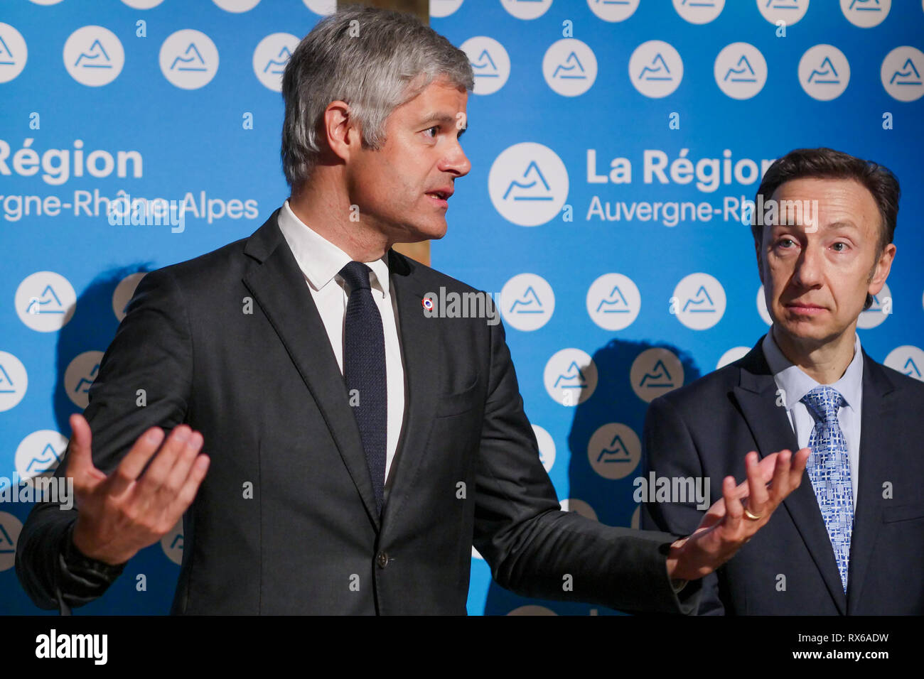 Lyon, France, le 8 mars 2019 : Laurent Wauquiez, Pdt de l'Auvergne Région Rhône-Alpes et le PDT de la parti de droite bénéficiait du large, est vu à Lyon (Centre-est de la France) le 8 mars 2019 en compagnie de Stéphane Bern au musée des Tissus et des Arts décoratifs' - Musée des Arts décoratifs et du textile, à l'occasion d'une conférence de presse tenue pour présenter le plan de sauvetage pour le Musée. Crédit Crédit : Serge Mouraret/Alamy Live News Banque D'Images