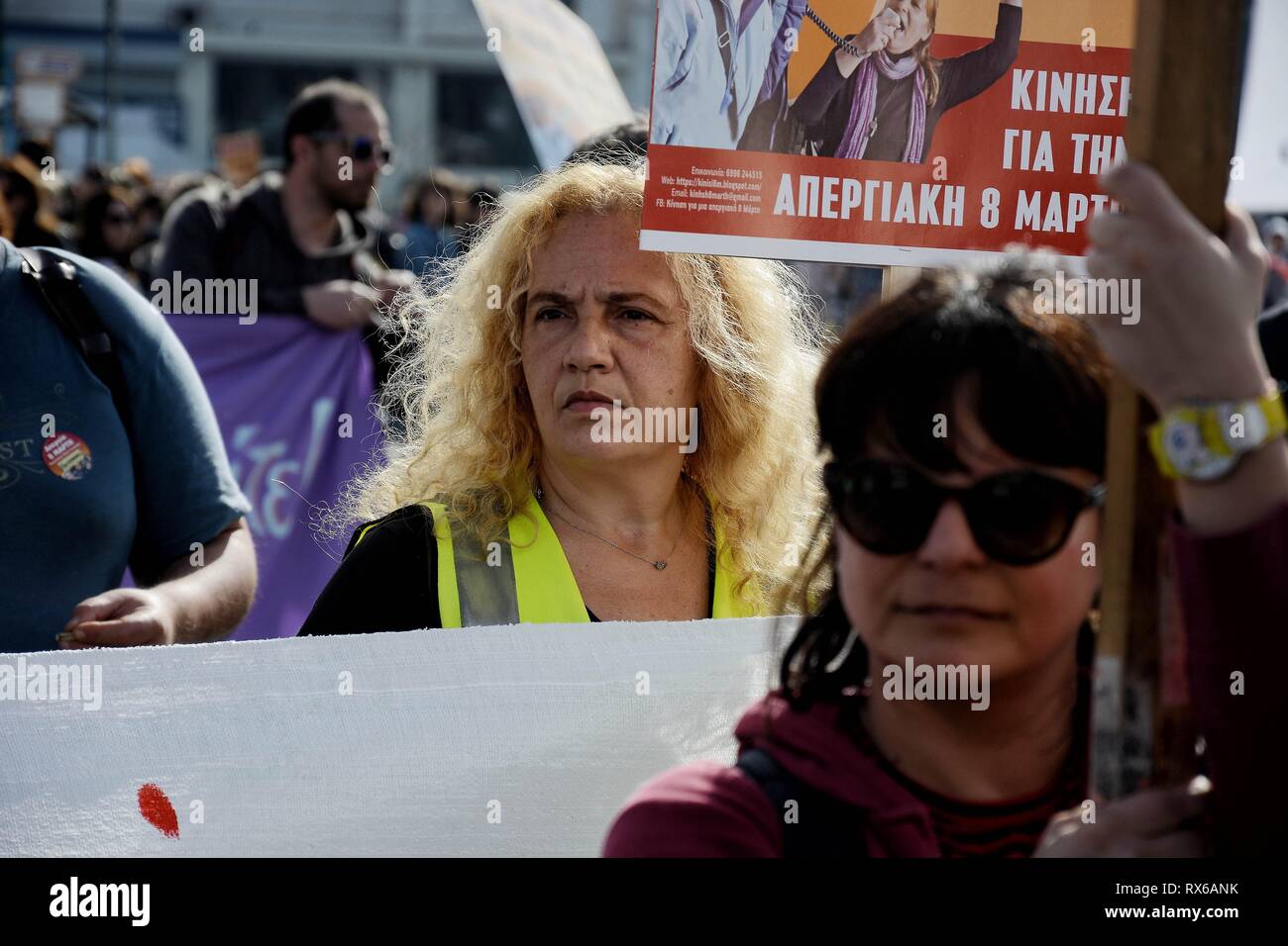 Athènes, Grèce. Mar 8, 2019. Une femme âgée a vu prendre part à la marche.Les mouvements des droits des femmes a organisé une marche en l'honneur de la Journée internationale de la femme. Credit : Giorgos Zachos SOPA/Images/ZUMA/Alamy Fil Live News Banque D'Images