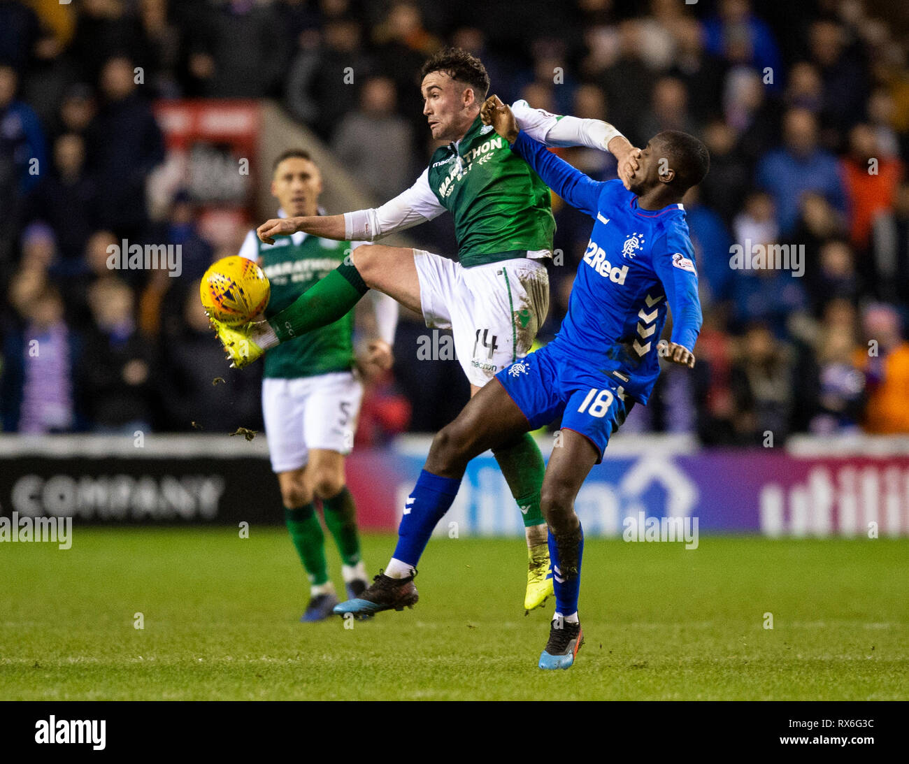 Edinburgh, Midlothian, UK. 8Th Mar 2019. Premiereship écossais - Hibernian v Rangers, Edinburgh, Midlothian, UK. 08/03/2019. Hibs' Pic montre : le milieu de terrain central, Stevie Mallan et ranger le milieu de terrain central, Glen Kamara, rendez-vous à la balle pendant la première moitié de l'hôte de Hibs Rangers à Easter Road Stadium, Edinburgh Crédit : Ian Jacobs Crédit : Ian Jacobs/Alamy Live News Banque D'Images