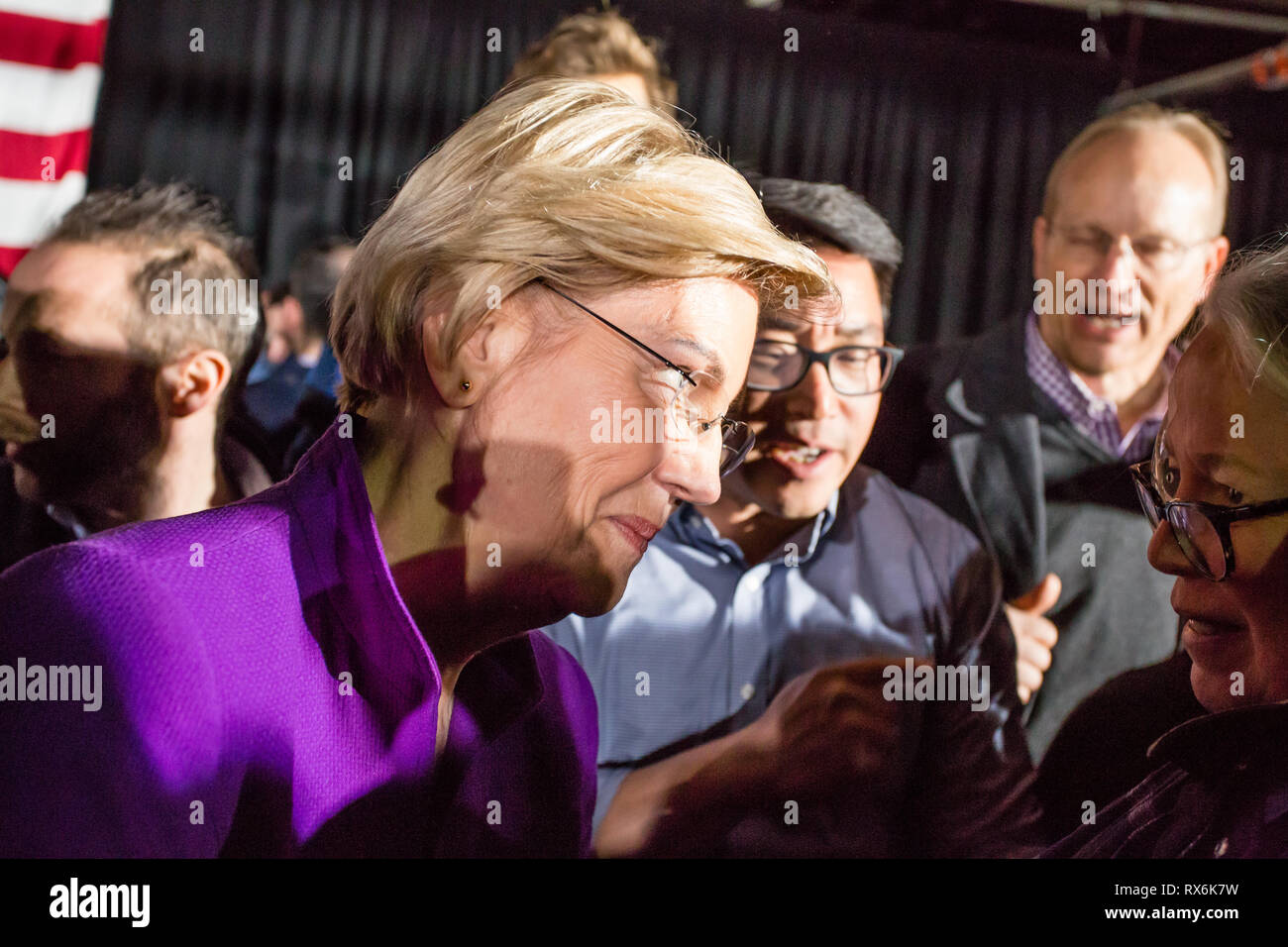 Long Island, New York, USA. 8Th Mar 2019. Le sénateur du Massachusetts et candidat présidentiel démocratique Elizabeth Warren a attiré une foule enthousiaste lors d'un rassemblement pour l'organisation de sa campagne présidentielle de 2020 à Long Island City. Après son discours, Warren est allé dans la foule pour parler aux supporters. Credit : Ed Lefkowicz/Alamy Live News Banque D'Images