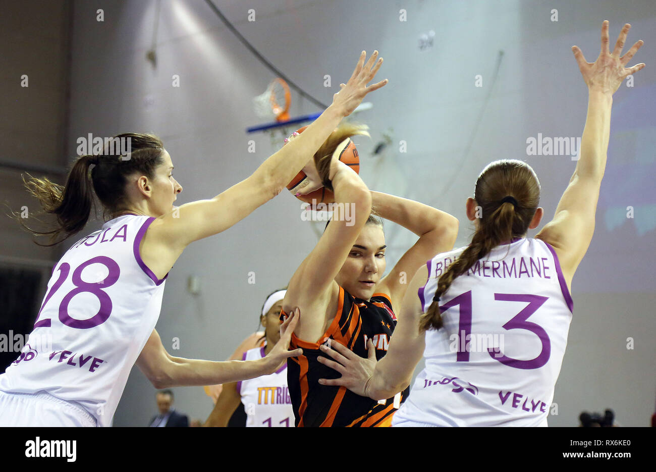 Riga, Lettonie. Mar 8, 2019. Maria Vadeeva (C) avant de l'UMMC Ekaterinbourg rivalise avec Kristine Vitola avant (L) et de l'AIJA Brumermane de TTT Riga pendant les quarts de correspondance entre TTT Riga et UMMC Ekaterinbourg en Ligue FIBA Euro tournoi de basket-ball des femmes à Riga, Lettonie, le 8 mars 2019. Credit : Edijs Palens/Xinhua/Alamy Live News Banque D'Images