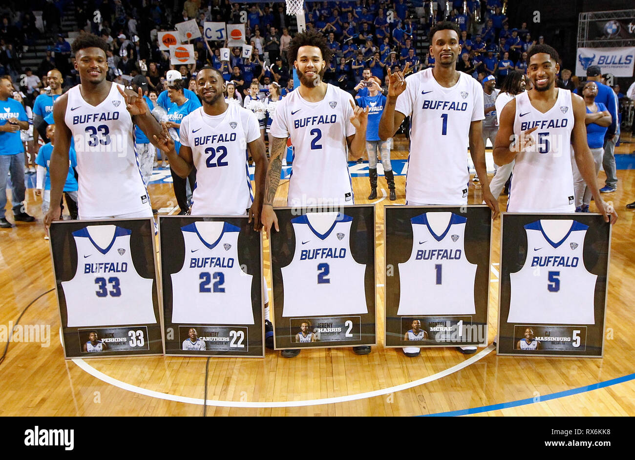 New York, USA. 8Th Mar 2019. Mar 08, 2019 : Les bisons mâles aînés Nick Perkins (33), (22) Dontay Caruthers, Jeremy Harris (2), Montell McRae (andCJ Massinburg 1), (5) au cours d'une cérémonie en l'honneur des cinq aînés après leur victoire de 84-73 Falcons de Bowling Green dans le jeu de basket-ball de NCAA à Alumni Arena à Amherst, NEW YORK) Les taureaux établi de nouveaux records de victoires en une saison avec 28 et conférence MAC gagne avec 16. (Nicholas T. LoVerde/Cal Sport Media) Credit : Cal Sport Media/Alamy Live News Banque D'Images