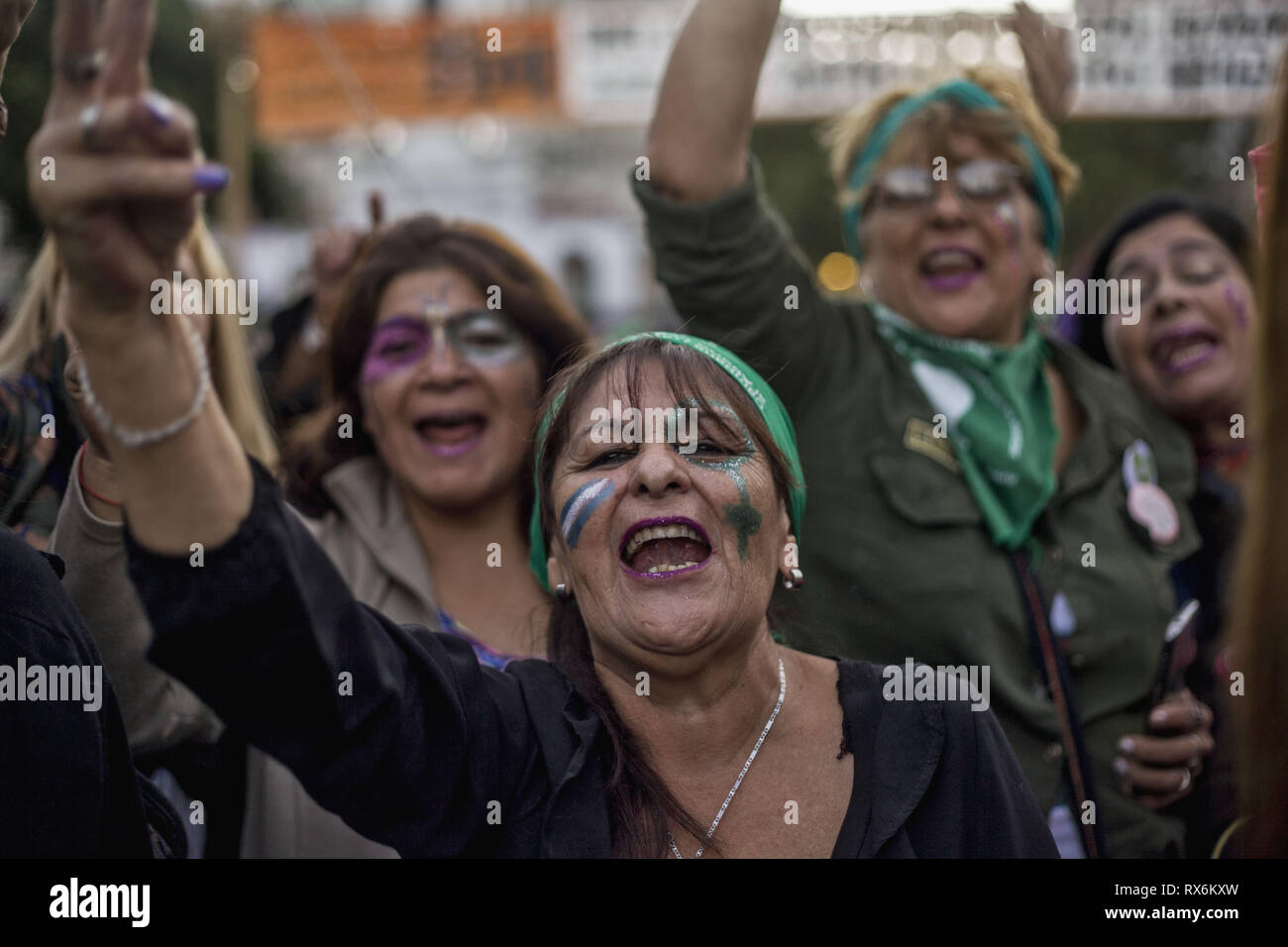 Buenos Aires, capitale fédérale, l'Argentine. Mar 8, 2019. À l'occasion de la Journée internationale de la femme, des groupes féministes de partout au pays ont appelé à une marche à travers le pays. À environ 8:30 h, plus de 100 mille personnes ont participé à la mobilisation et la concentration.Dans le centre de Buenos Aires, depuis le matin, différents groupes de femmes sont descendus dans la rue pour faire entendre leurs revendications. Dans les rues entourant le Congrès national il y a plusieurs groupes qui a affirmé dès les premières heures de l'après-midi pour les droits des femmes. (Crédit Image : © Roberto UN Banque D'Images