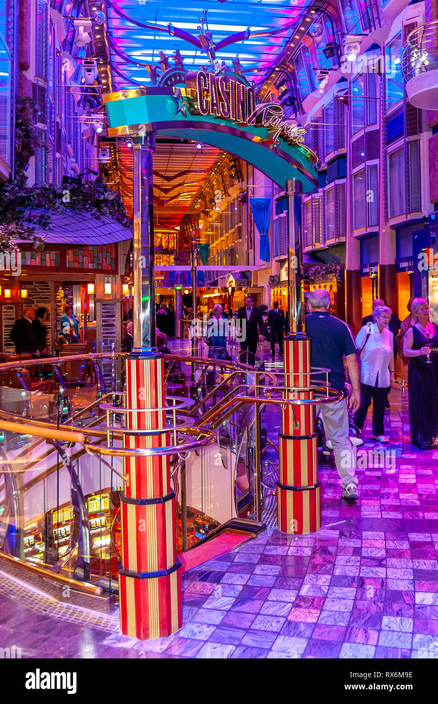 Indépendance de la Royal Caribbean Cruise Ship Mer intérieur et l'extérieur des photographies montrant le navire, les parties, les gens, l'environnement en mer et sur le port. Banque D'Images