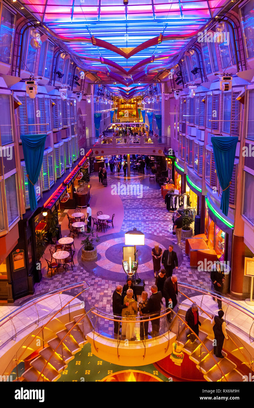 Indépendance de la Royal Caribbean Cruise Ship Mer intérieur et l'extérieur des photographies montrant le navire, les parties, les gens, l'environnement en mer et sur le port. Banque D'Images