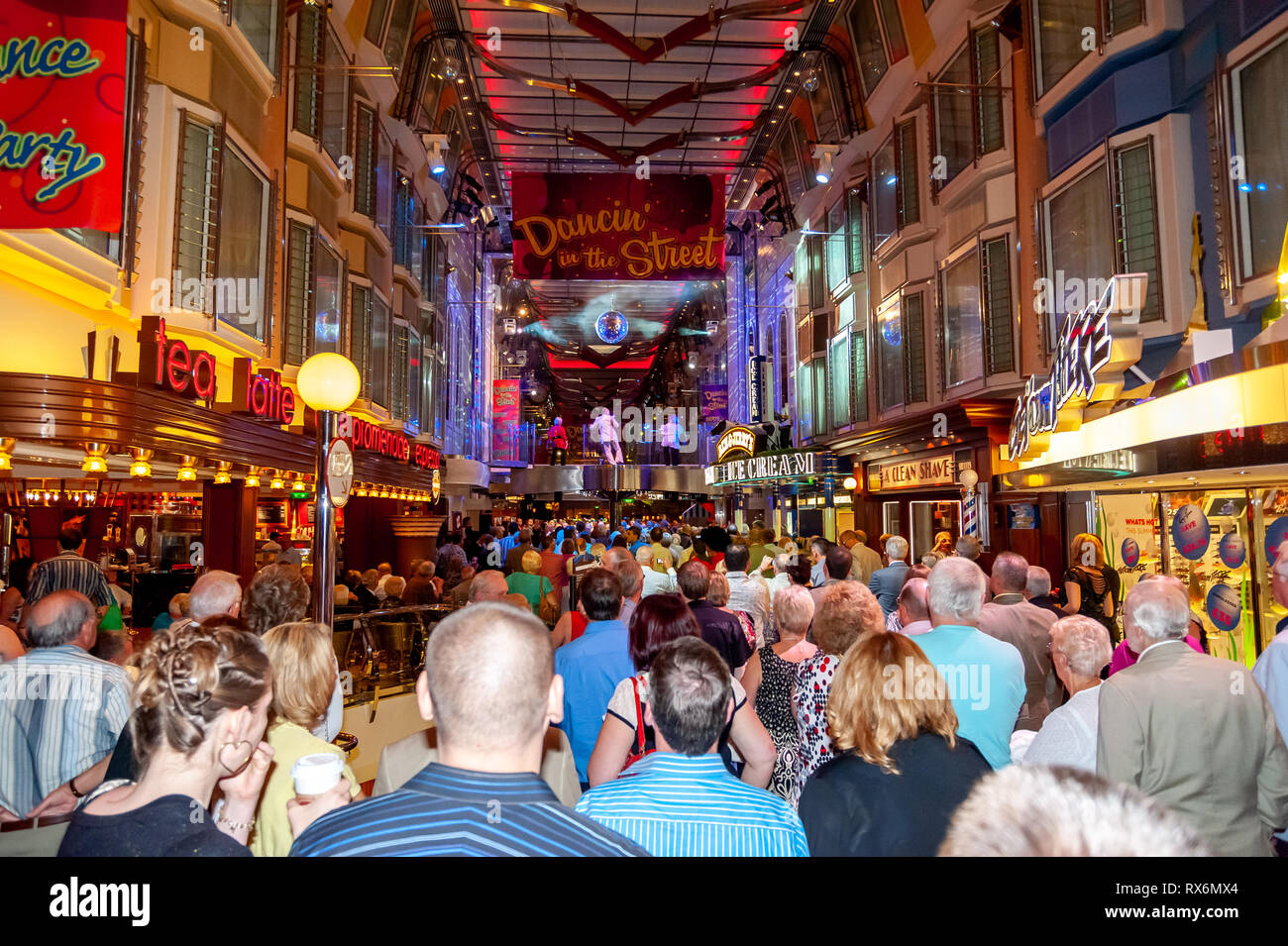 Indépendance de la Royal Caribbean Cruise Ship Mer intérieur et l'extérieur des photographies montrant le navire, les parties, les gens, l'environnement en mer et sur le port. Banque D'Images