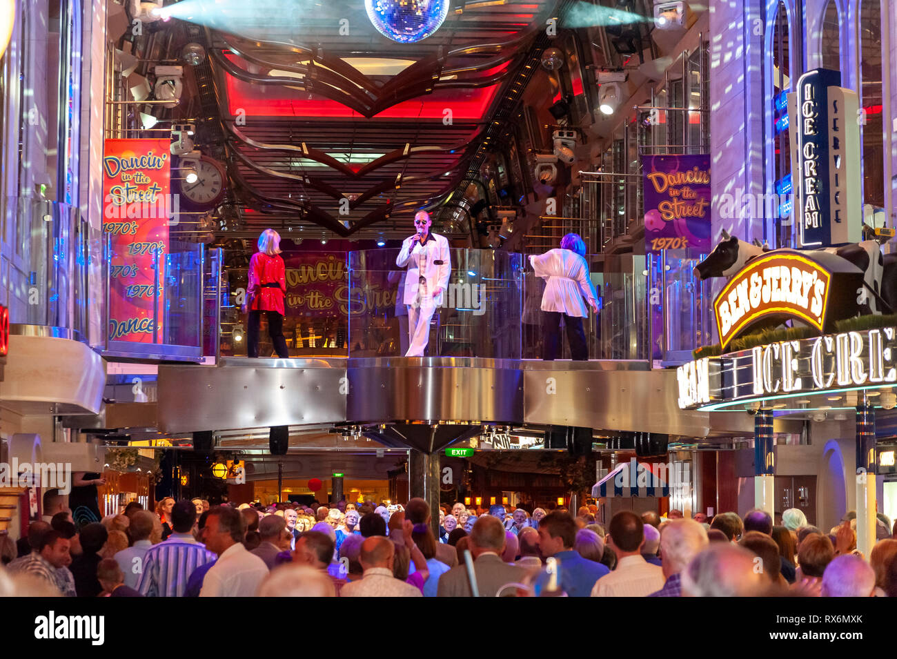 Indépendance de la Royal Caribbean Cruise Ship Mer intérieur et l'extérieur des photographies montrant le navire, les parties, les gens, l'environnement en mer et sur le port. Banque D'Images
