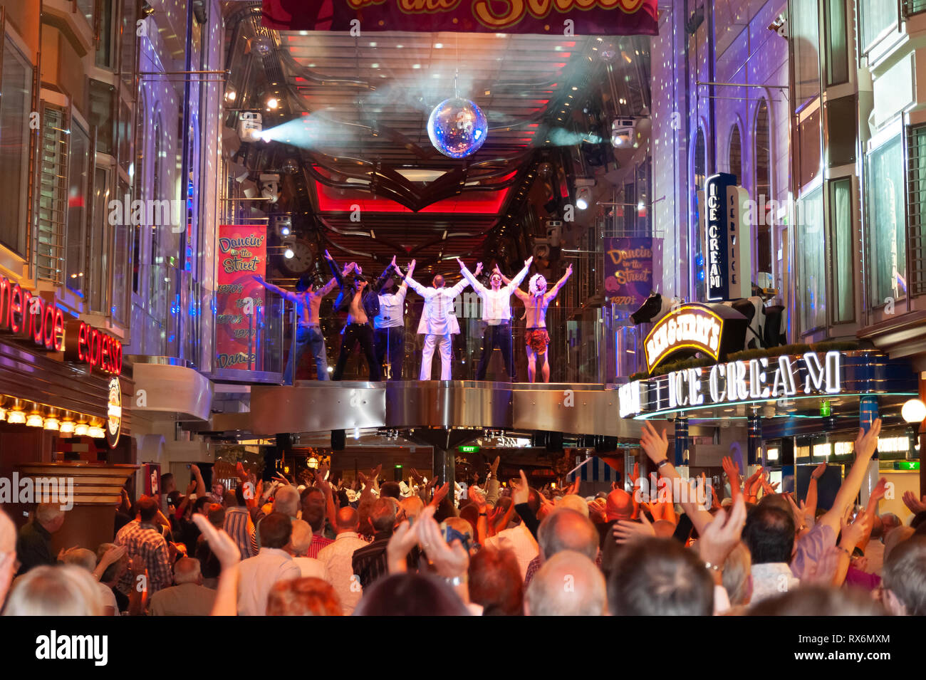 Indépendance de la Royal Caribbean Cruise Ship Mer intérieur et l'extérieur des photographies montrant le navire, les parties, les gens, l'environnement en mer et sur le port. Banque D'Images