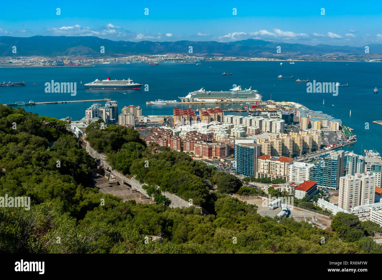 Royal Caribbean Indépendance de la mer et des navires de croisière Cunard Queen Mary 2 au port lors de la roche de Gibraltar Banque D'Images