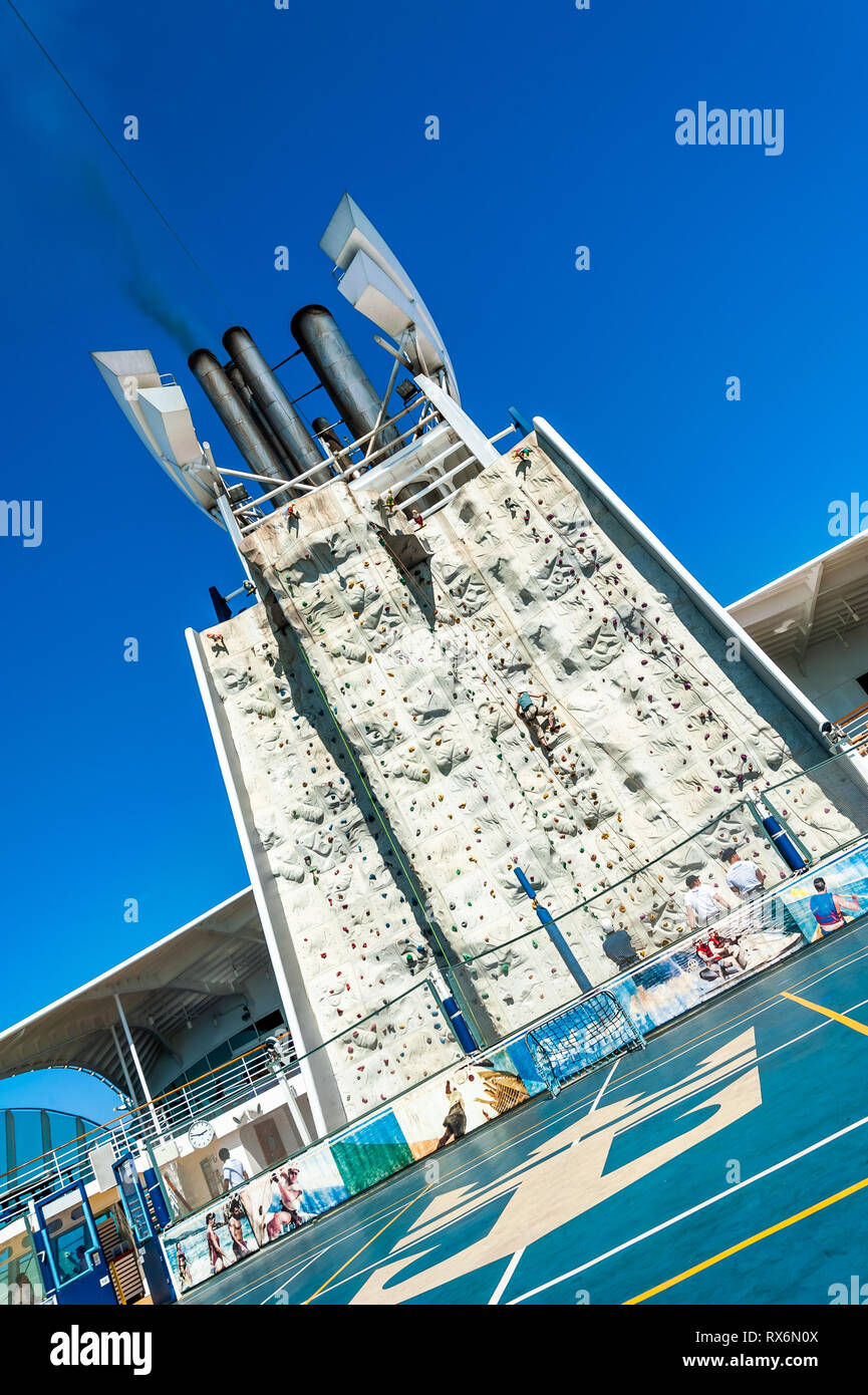 Indépendance de la Royal Caribbean Cruise Ship Mer intérieur et l'extérieur des photographies montrant le navire, les parties, les gens, l'environnement en mer et sur le port. Banque D'Images